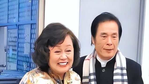 “6个老婆”同住一屋，每人每月7万零花钱，71岁又娶第七房小娇妻