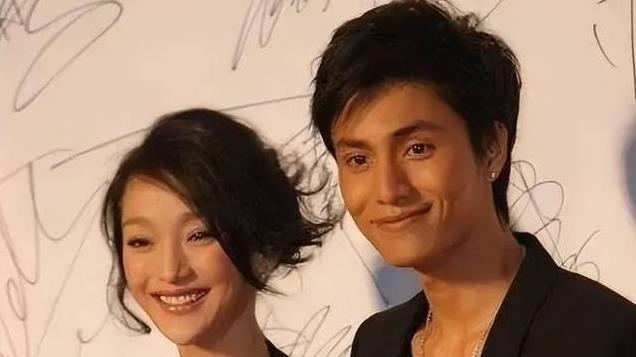 陈坤的儿子已成年，容貌开始显现母亲的基因，像谁可以认得出吗？