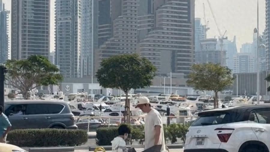 王栎鑫迪拜度假，一家其乐融融引热议？