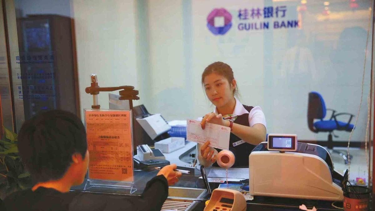 女子取两万，银行20分钟核实竟引发热议！