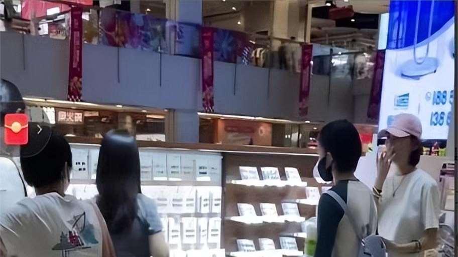 笑死了！奥运冠军全红婵回不了家，穿一双鞋3330元运动鞋去撸猫