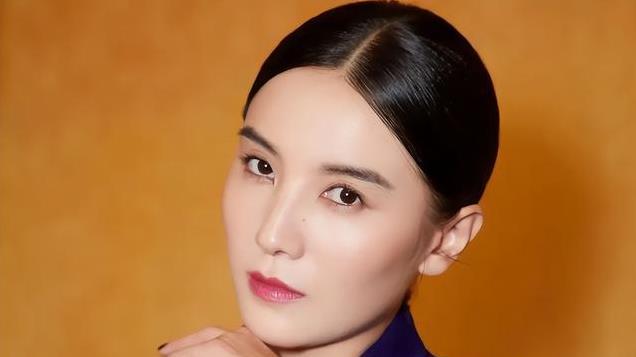 插足名导婚姻逼退怀孕正房，与小7岁导演结婚，宋佳的情史太精彩