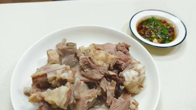 同事说，焯水是对新鲜肉类最大的亵渎，而我说，一碗肉里包含所有