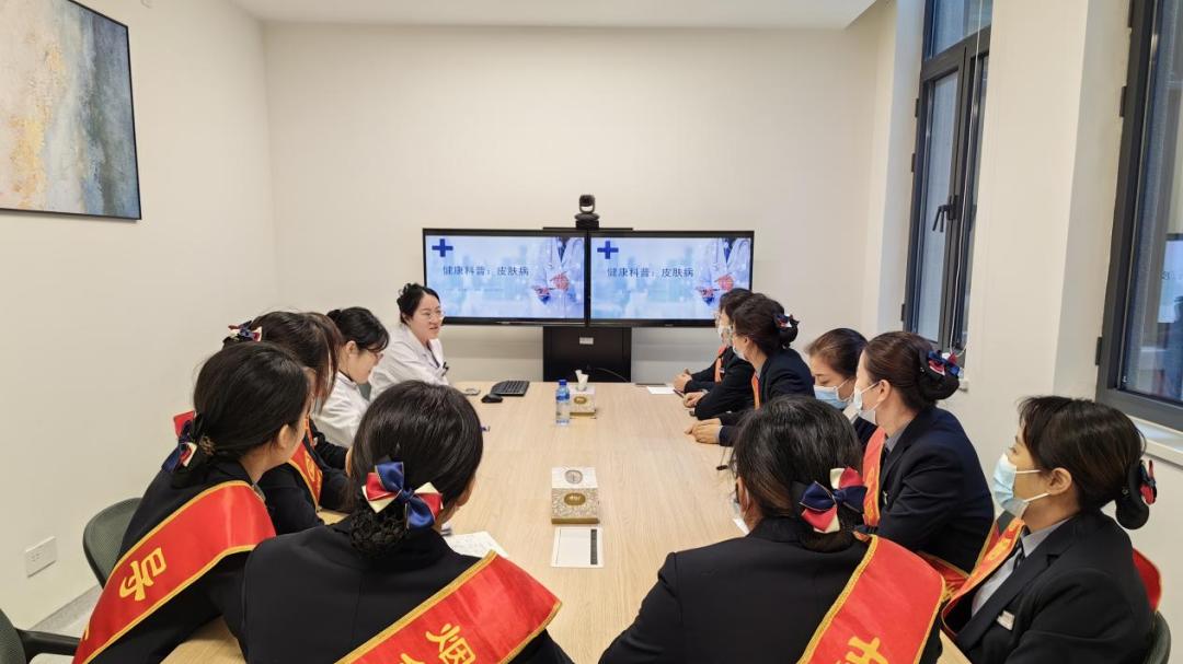 晨光微露，导医启程——烟台海港医温以心服务，书写医疗温暖篇章