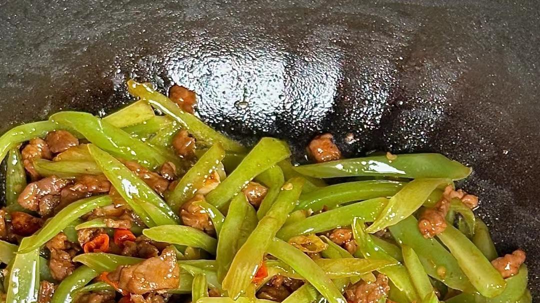 莴笋丝炒牛肉：脆爽邂逅醇香，每一粒米饭都无法幸免！