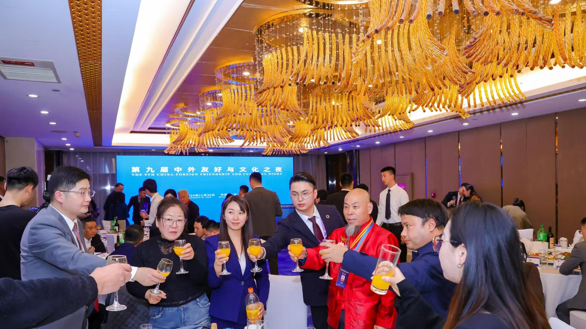 画家慧子参加第九界中外友好与文化之夜