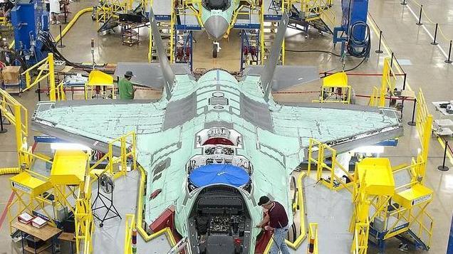 马斯克转发中国无人机群表演视频，嘲讽美国制造F-35的人是白痴