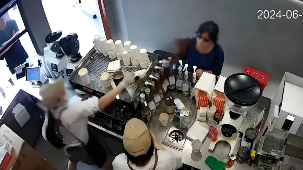 麻辣热评：泼咖啡粉事件反转，呼唤平等与人性化的职场环境