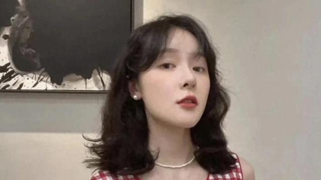杨颖即将复出，罕见出席在品牌方直播，离婚两年后前夫又帮她一次