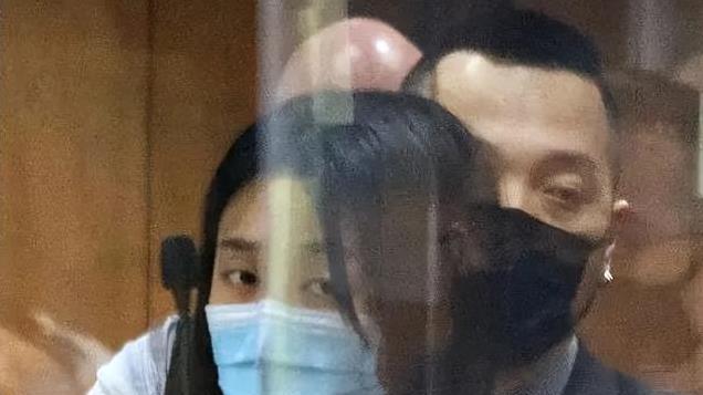 为拿美国绿卡，在联合国大楼举牌抹黑中国的张晓宁，终于“圆梦”