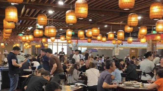 洛阳小街天府：昼夜不歇，点亮游客的旅途