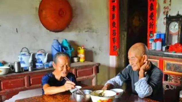 新型“不孝”正在蔓延，很多父母浑然不知，还逢人就夸子女有出息