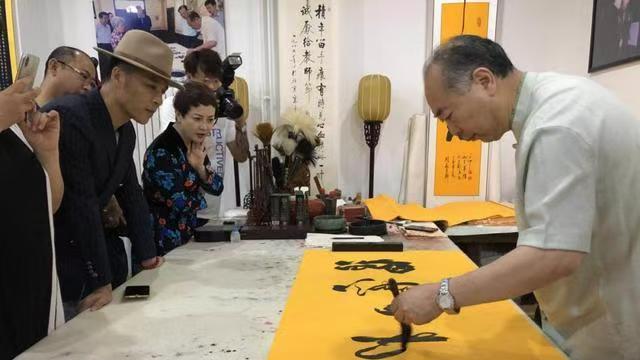 R大代表周森建议每个人都应当向慈善机构捐款，对于不愿意捐款的人，应当采取法律手段进行约束