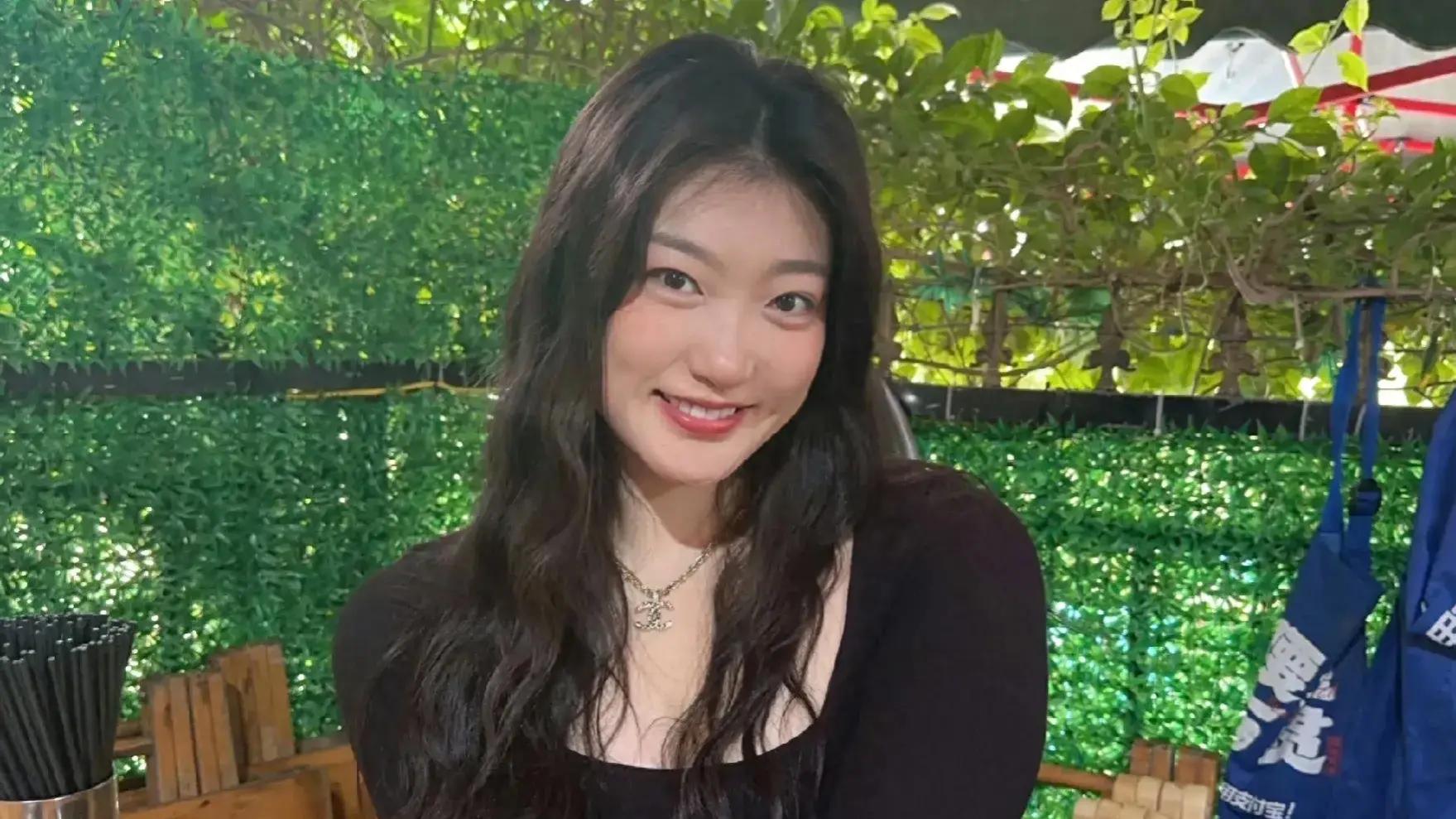 太美了！女篮球员李梦更新社媒配文很伤感，穿戴名牌项链却很亮眼