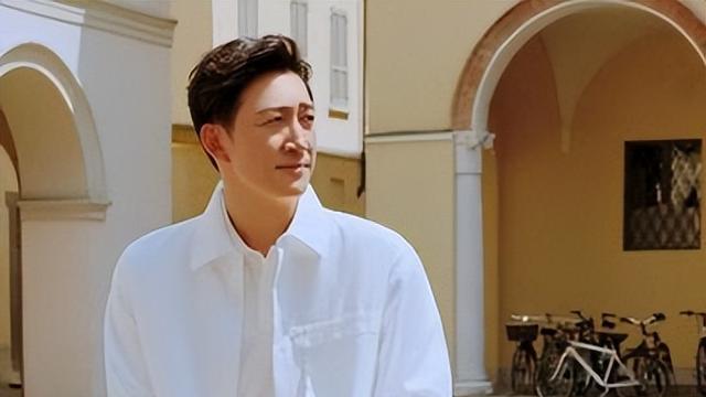 曾与蒋欣相恋数载，转身迎娶小四岁妻子，现他与爱妻红遍大江南北