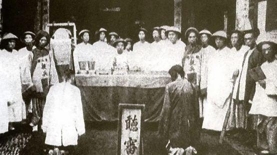 清代四川有一种流行甚广的陋规，名叫“贼开花”，专敲诈有钱地主