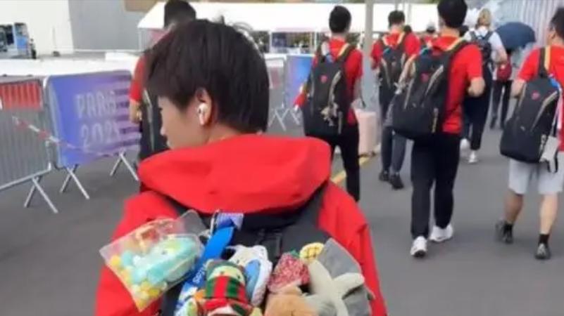 全红婵奥运村闹笑话，被马来西亚选手怼脸拍，红姐反击：你有病吧