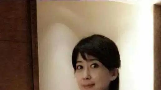 知名女星被曝出轨女助理，前夫下场狂撕，11岁儿子出面力挺！