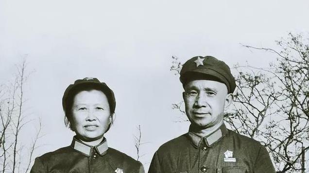 1956年，粟裕一家五口来到韶山，站在毛主席故居前，拍下一张合影