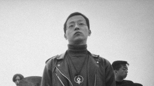 二手玫瑰梁龙，从保安到“摇滚教母”，他都经历了什么？