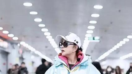 74岁刘晓庆泸沽湖被偶遇，棒球服配黑超潮到飞起，贺峻霖都没她帅