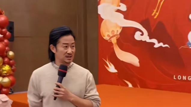 吴京给父亲过寿近照曝光！一头长发留起胡子，谢楠娇小可爱似少女