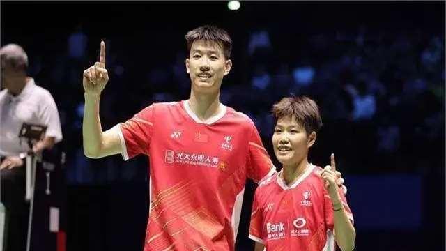 丹麦公开赛最新战报，凤凰组合2-1惊险逆转王祉怡2-0横扫晋级决赛