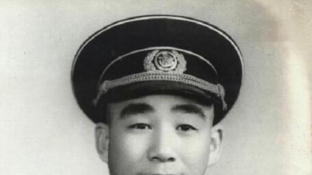 1940年参谋长与一医生相亲，回来却说：快给我介绍她身边的实习生