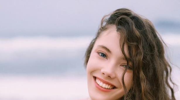 5亿播放量，三亚被她的“腰臀比”刷爆热搜 ！官方直接给她发奖