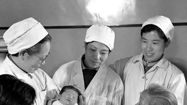 她接生过袁隆平，钟南山叫她姑婆，一生未嫁却接生5万名婴儿