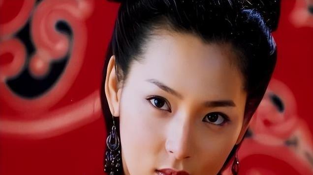 “三圣母”不顾胎儿安危，孕期吸毒百次，为谋生出演三级片