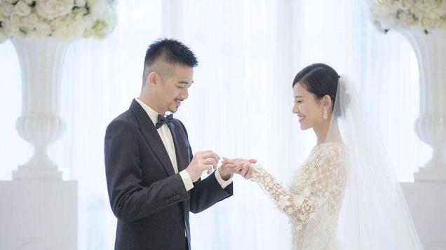 杨子姗晒老公吴中天扮圣诞老人给女儿送礼物，2岁女儿软萌很可爱