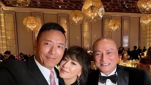 汤镇业嫁女与前妻罕同框，两人迎宾有说有笑，51岁姜坤仍明艳动人