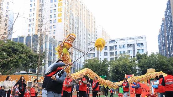 成都金韦社区关工委开展“军民书法国画体验”元旦游园活动