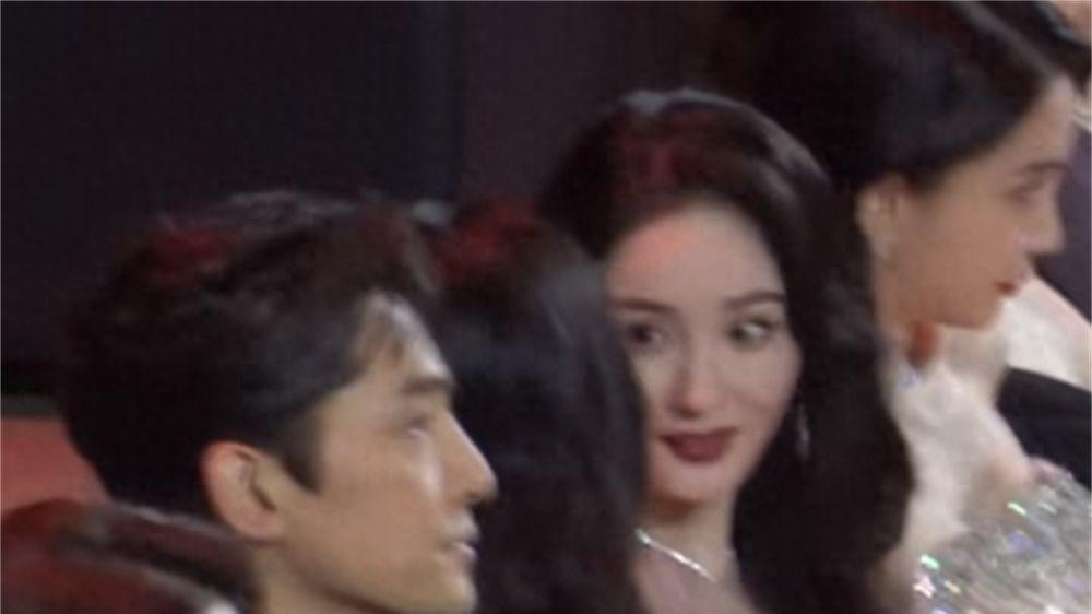 刘亦菲现身央视座谈会，一举一动超像父亲安少康，下巴黑线太抢镜