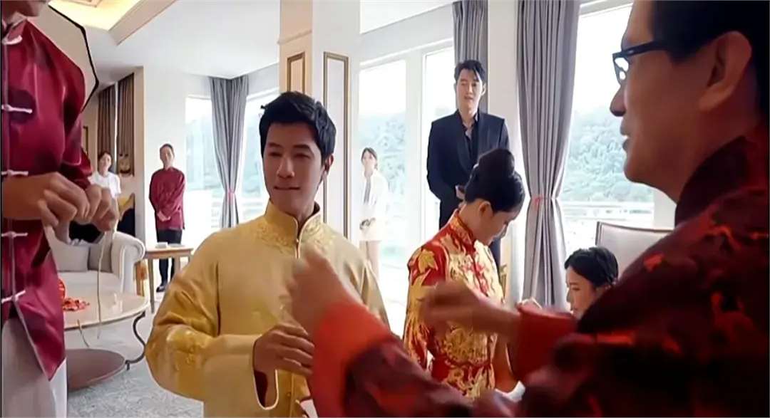 陈乔恩婚礼敬茶环节曝光，男方父母大气送礼，乔恩拜别父母落泪