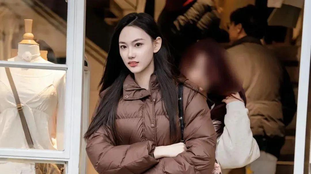 降温才发现：不兴小黑裤、阔腿裤了！满大街都在穿这3条“冬裤”