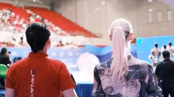 俄罗斯体操女神成中国媳妇，和丈夫高调秀恩爱，积极融入社区生活