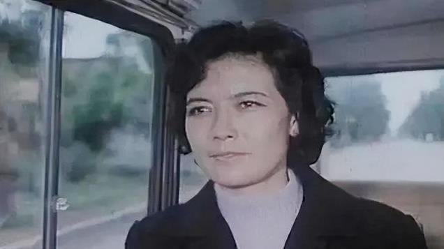 她是《苦菜花》中的娟子，两任丈夫拒参加葬礼，侄子道尽苦涩人生