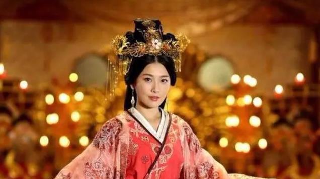 她一婚嫁给普通人，二婚嫁给皇帝成为皇后，儿子成为千古一帝