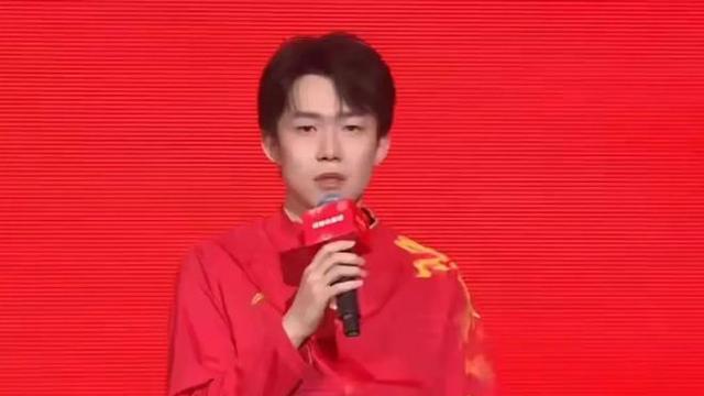 当24岁王楚钦跟33岁杨洋站一起，我才彻底明白，什么叫顶级自律