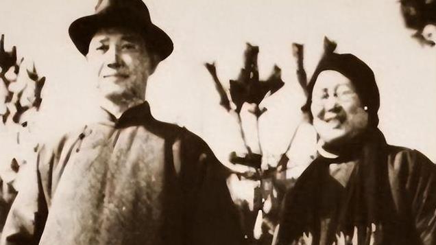 1912年，汪精卫和妻子拍下罕见结婚照，21岁的陈璧君，也不算太丑