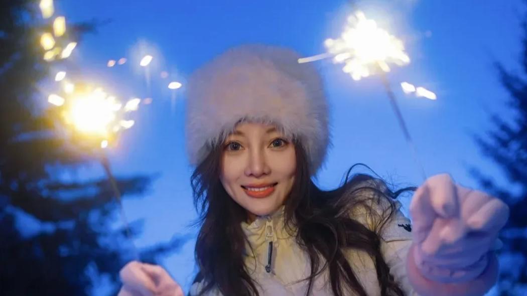 被雪地暖气房里的李小璐惊艳了，S形好身材遮不住，43岁就像23岁！