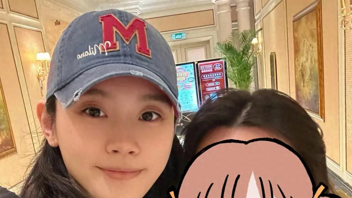 偶遇奚梦瑶一家逛街，一个保姆牵儿子一个抱女儿，带娃方式好惬意