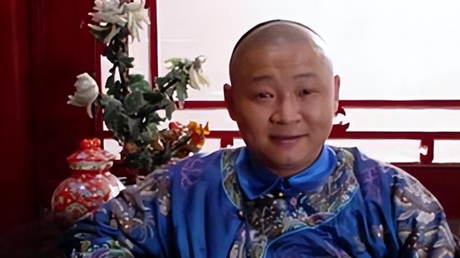 “三德子”养鸡身价上亿，却在乡下庭院喝茶，娶小15岁模特娇妻