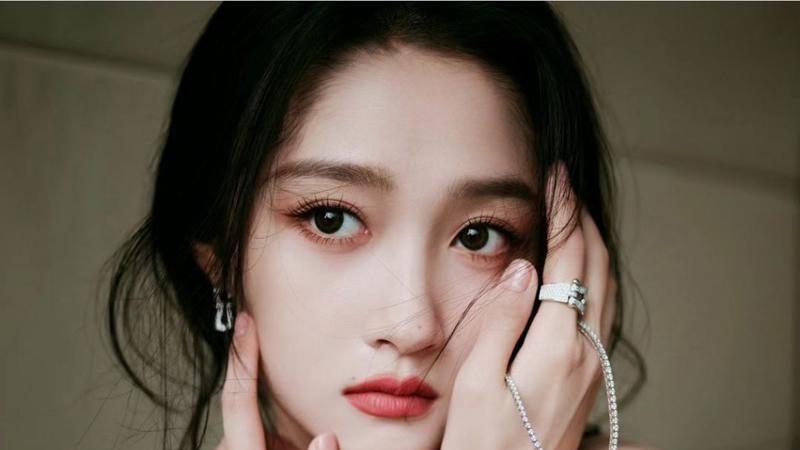 鹿晗关晓彤七年情断？缘何引发热议，背后的故事浅谈