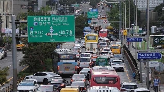 韩国5100万人，拥有2613万辆汽车，湖北5800万人，有多少辆汽车？