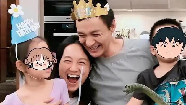 43岁朱丹素颜直播获好评，4岁儿子中途过来，嘴巴长得像周一围