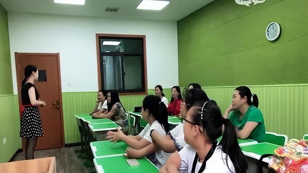 老师被辞称不会干别的，银行降薪员工轻生，个人被时代抛弃很残酷