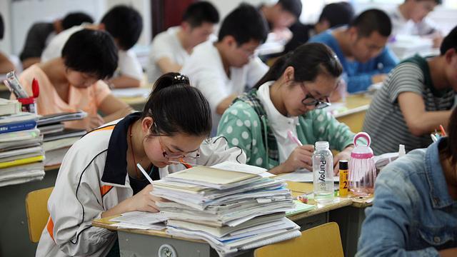 穿越高考征途：回首往昔，那些汗水与梦想的交织瞬间